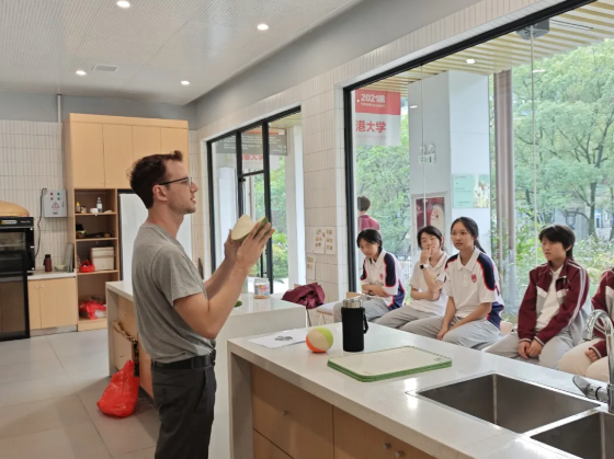 煎个蛋，玩个密室，逛个超市…这居然是全校最火的英语课？